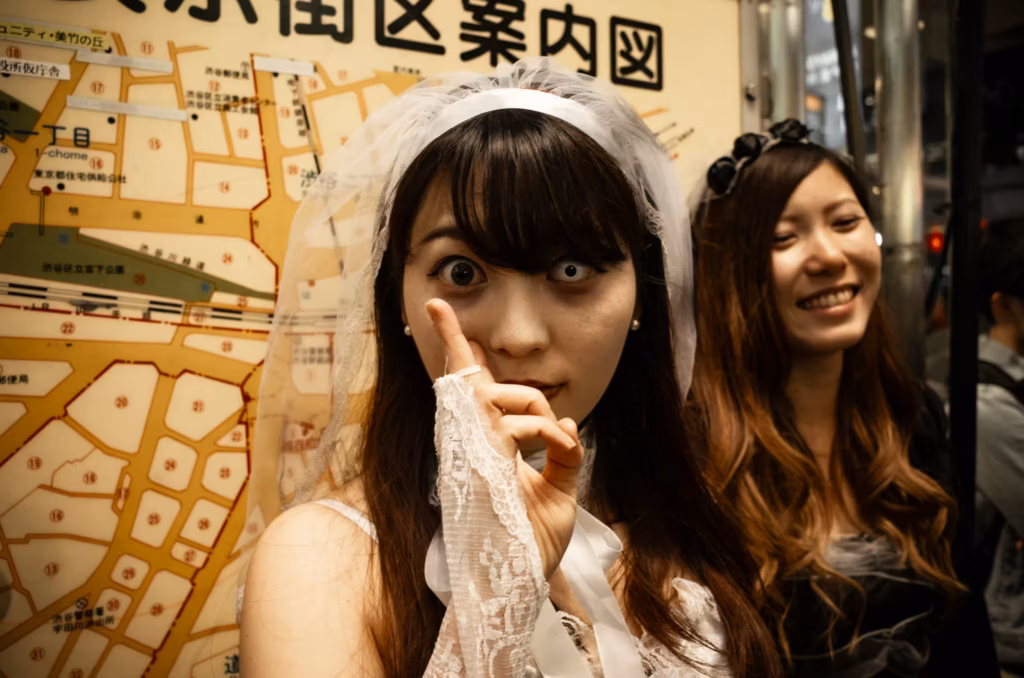 A female cosplayer dressed as an undead bride.