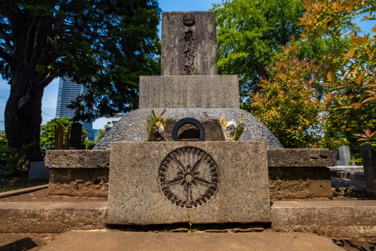 The cenotaph of Hideki Tojo with trees behind.