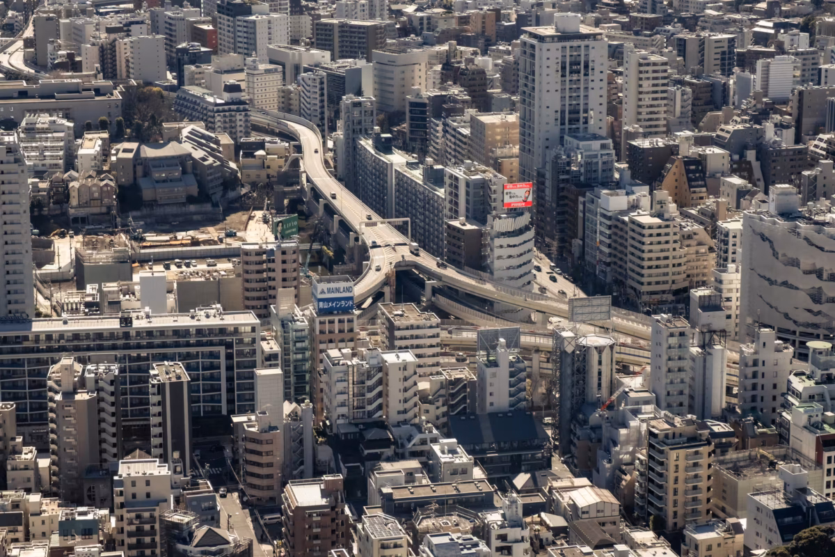 Roads, expressways, and buildings spread out under Azabudai Hills.