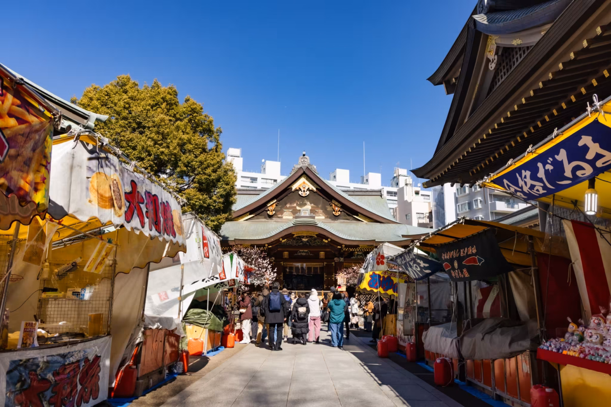 Yushima Tenjin shrine with food stalls in front.