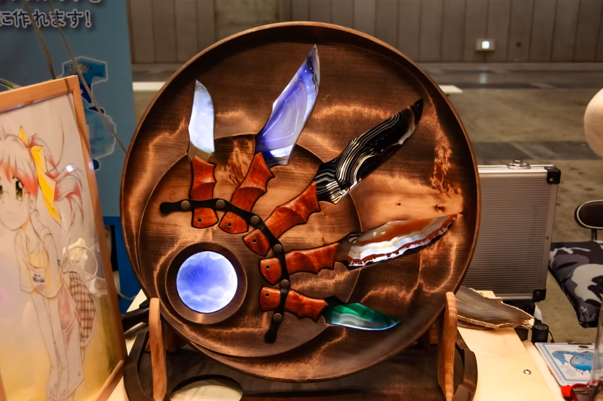 Colored obsidian knives arranged on a circular plate.